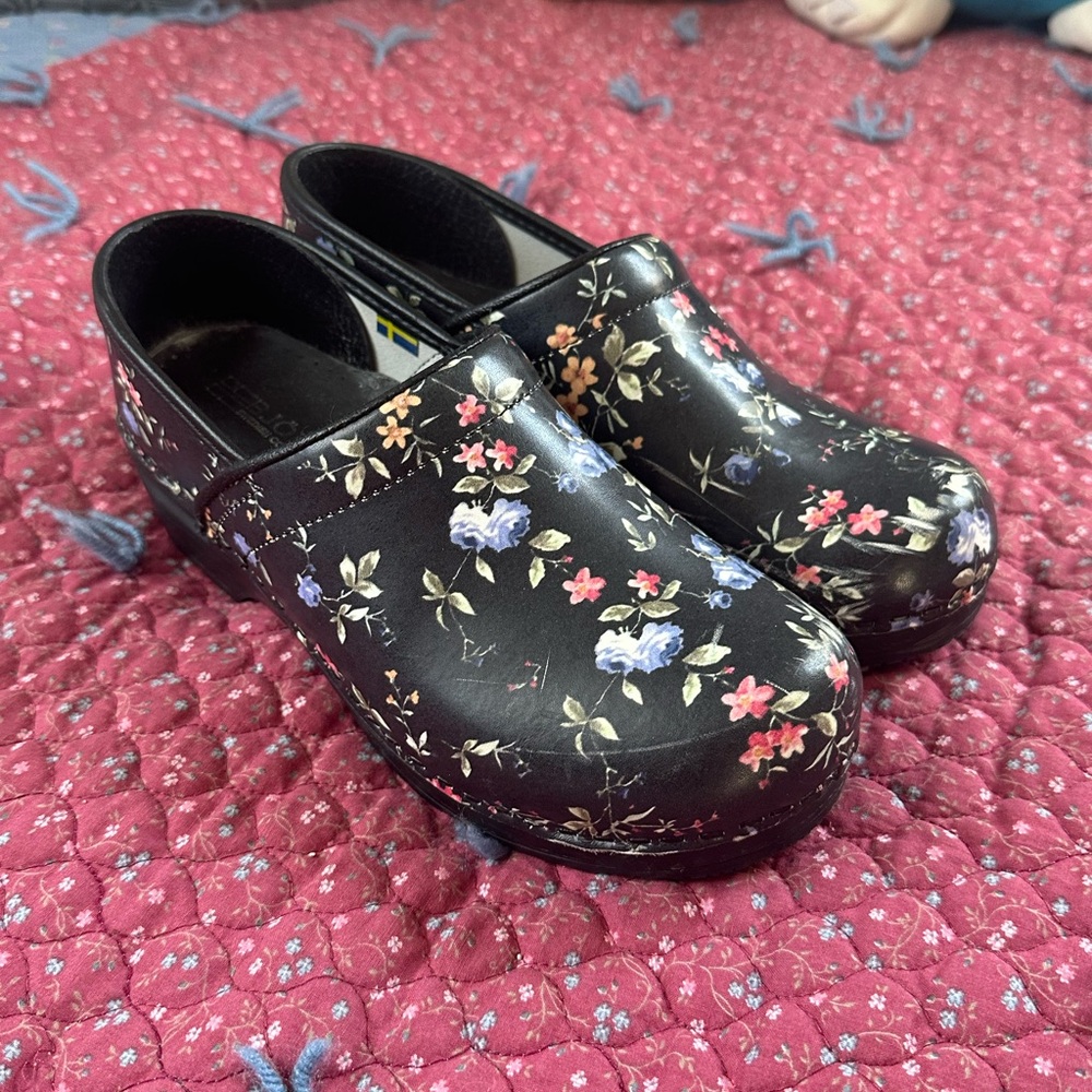 Floral Clogs with Black Base